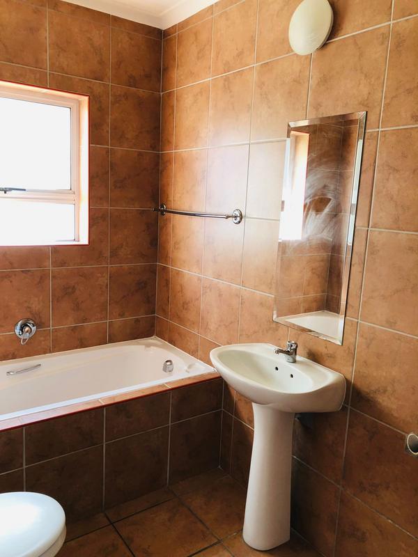 To Let 2 Bedroom Property for Rent in Vredekloof East Western Cape